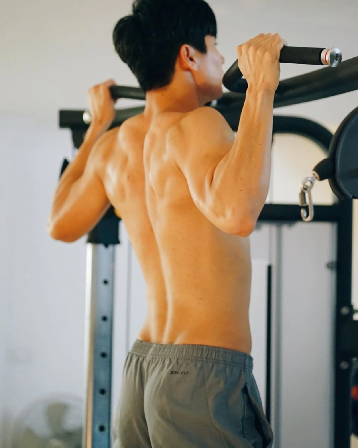 ไมค์ ภัทรเดช สวมกางเกงว่ายน้ำตัวจิ๋ว โพสท่าริมสระอวดหุ่นล่ำกล้ามเป็นมัดๆ