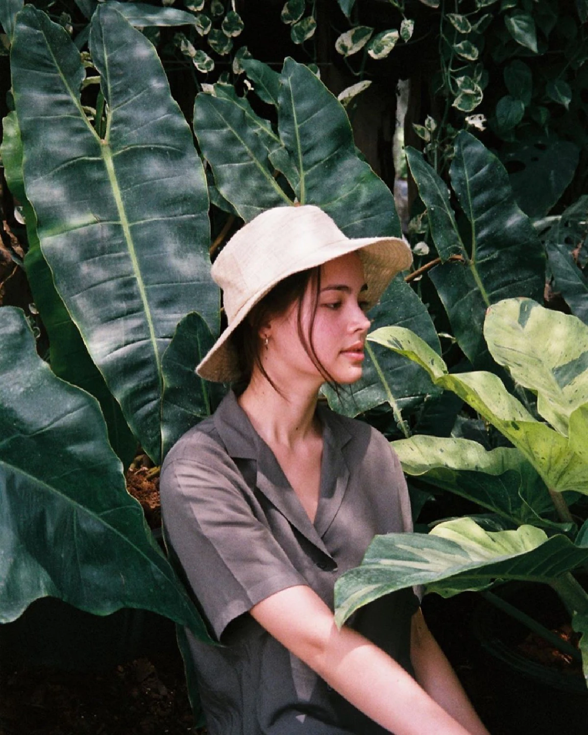 ญาญ่า โพสต์ท่าคู่ต้นชวนชม เบลล่า แซวให้เลิกถ่ายรูปกับต้นไม้ เดี๋ยวราคาจะแพงขึ้น