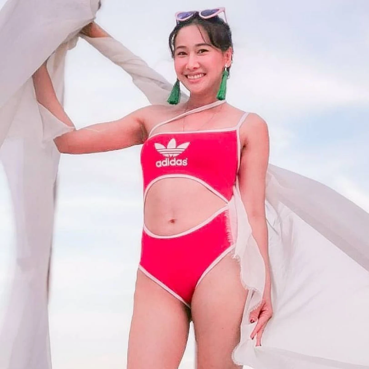 "ติ๊ก บิ๊กบราเธอร์" โชว์หุ่นแซ่บในชุดวันพีซสีแดงสด จัดเต็มทุกท่าโพส 