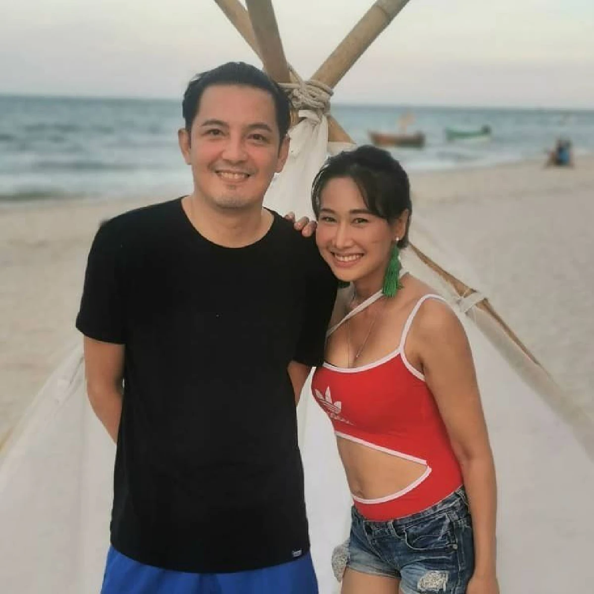 "ติ๊ก บิ๊กบราเธอร์" โชว์หุ่นแซ่บในชุดวันพีซสีแดงสด จัดเต็มทุกท่าโพส 