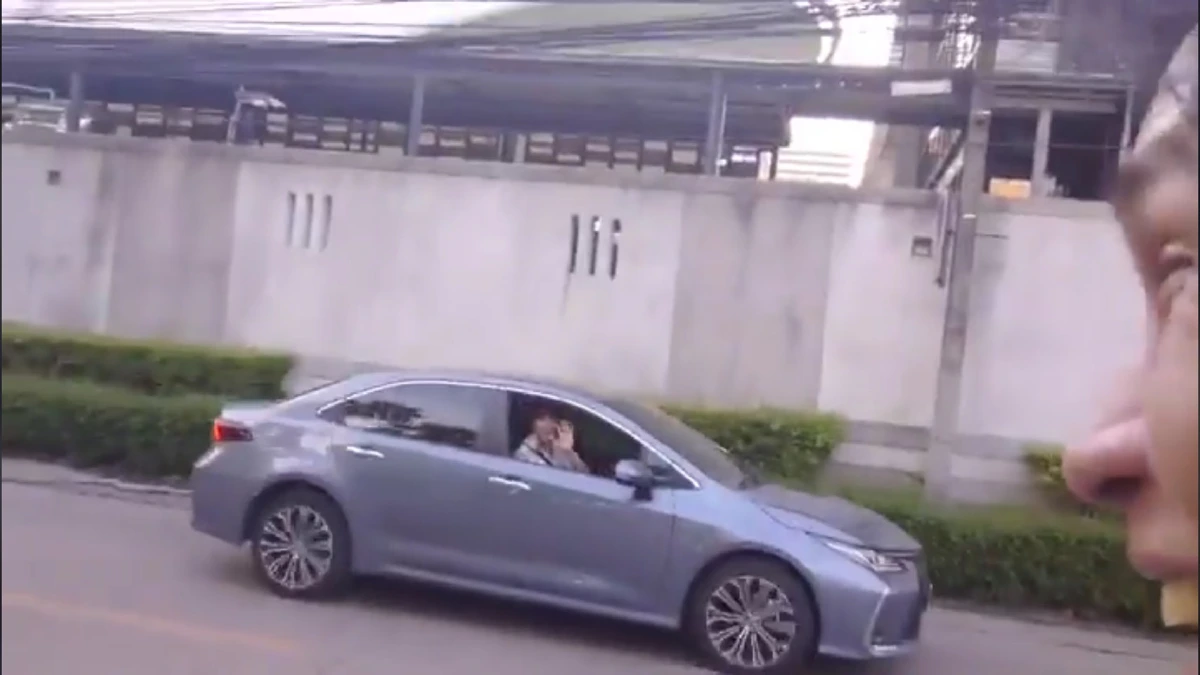 จังหวะได้มาก! โอ อนุชิต รีวิวไก่ย่างเจ้าเด็ด พูดถึง ณเดชน์ เจ้าตัวก็ขับรถผ่านมาพอดี (คลิป)