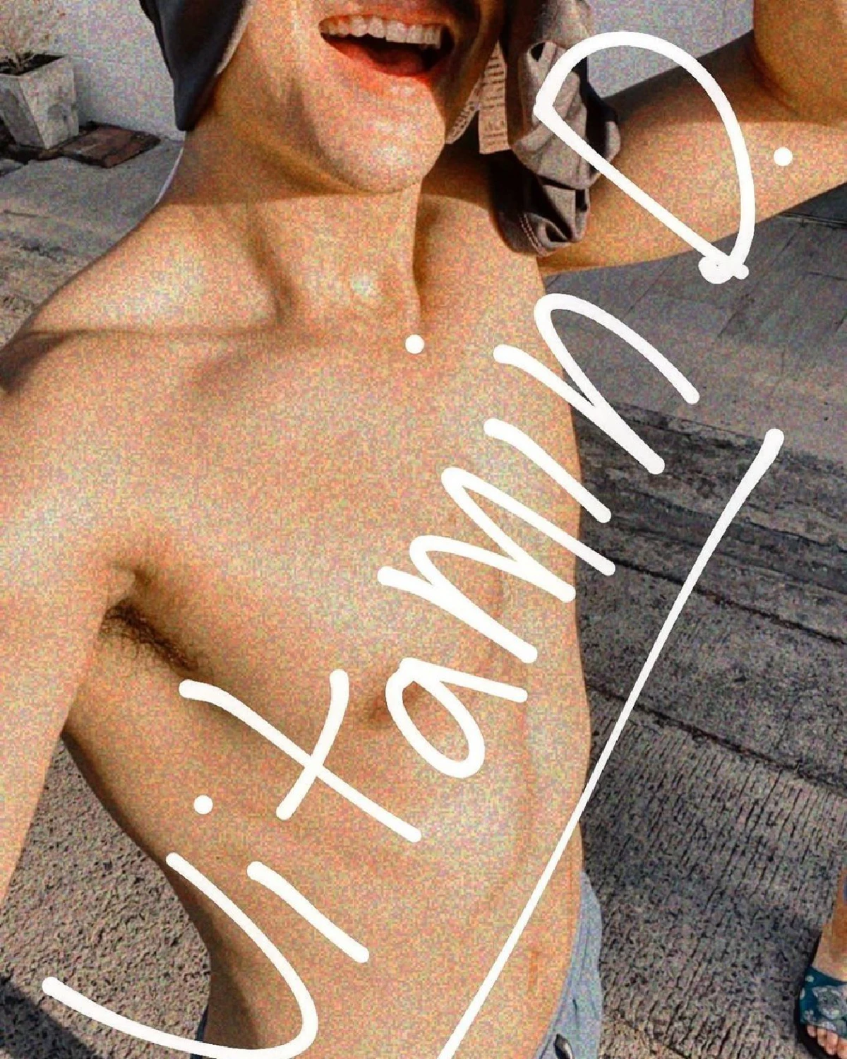 ไมค์ ภัทรเดช สวมกางเกงว่ายน้ำตัวจิ๋ว โพสท่าริมสระอวดหุ่นล่ำกล้ามเป็นมัดๆ