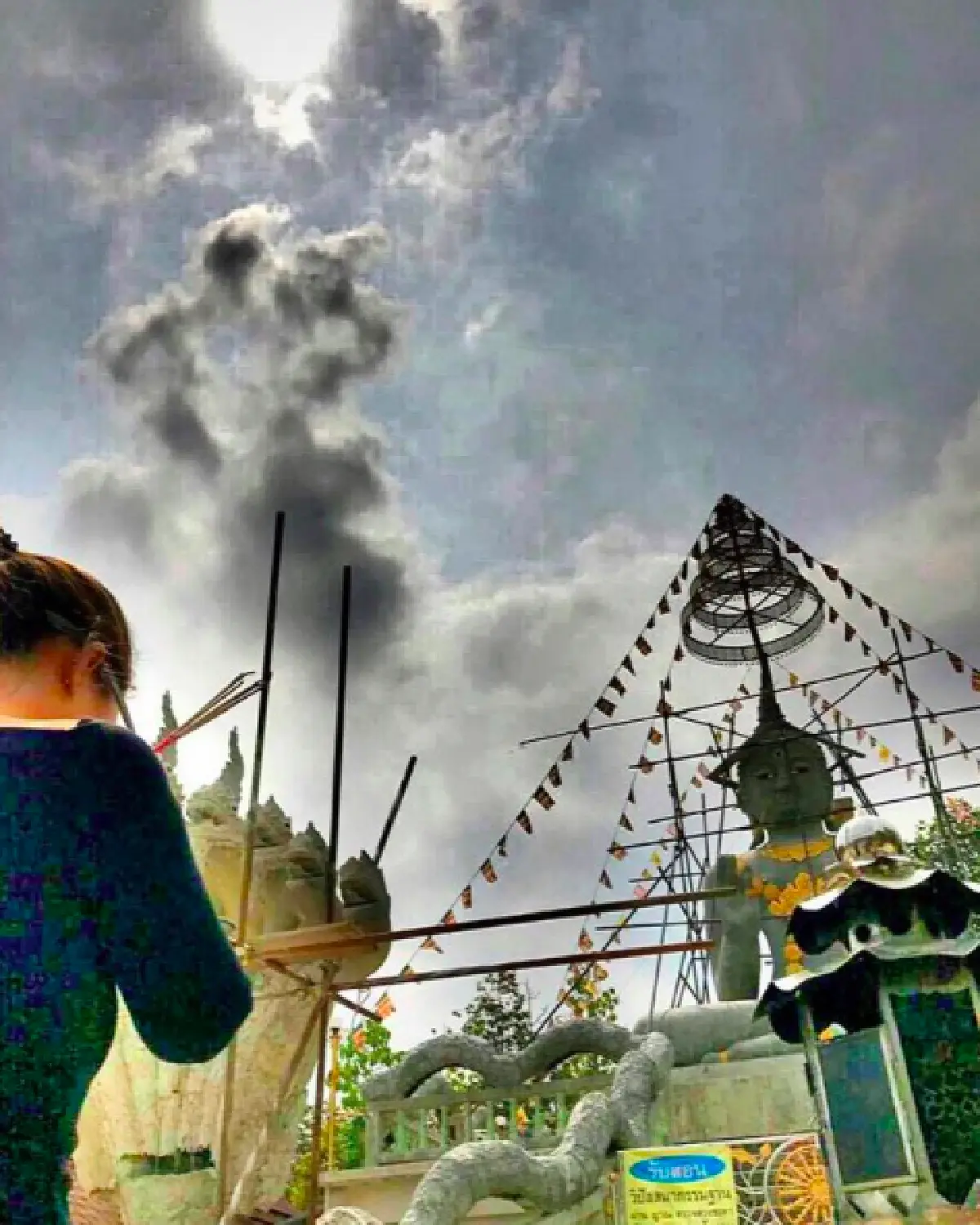  "เฟี้ยว์ฟ้าว" เผยภาพเมฆบนท้องฟ้าเป็นรูปร่างคล้ายพญานาค หลังสร้างพระพุทธเจ้าทันใจ