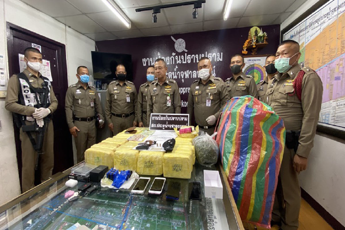รวบหนุ่ม ซิ่งเก๋งแหกด่าน ตรวจเจอไอซ์-ยาบ้าเกือบ 5 แสนเม็ด รวบหนุ่ม ซิ่งเก๋งแหกด่าน ตรวจเจอไอซ์-ยาบ้าเกือบ 5 แสนเม็ด