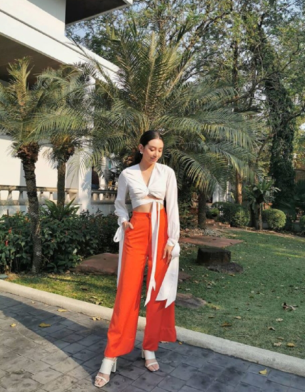 เบลล่า ราณี ยิ้มแก้มปริ! ชวน เวียร์ ศกุลวัฒน์ ร่วมทำบุญบ้านสวนร่มรื่นน่าอยู่