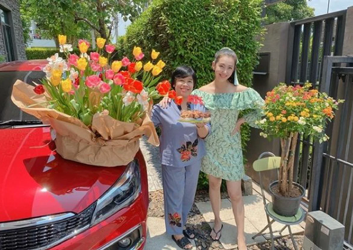 เบลล่า ราณี ยิ้มแก้มปริ! ชวน เวียร์ ศกุลวัฒน์ ร่วมทำบุญบ้านสวนร่มรื่นน่าอยู่