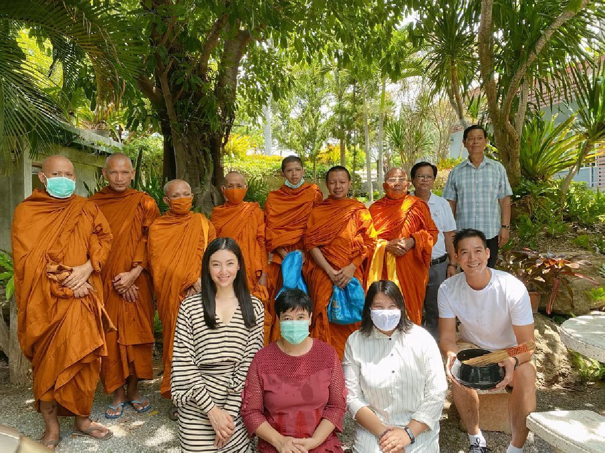 เบลล่า ราณี ยิ้มแก้มปริ! ชวน เวียร์ ศกุลวัฒน์ ร่วมทำบุญบ้านสวนร่มรื่นน่าอยู่