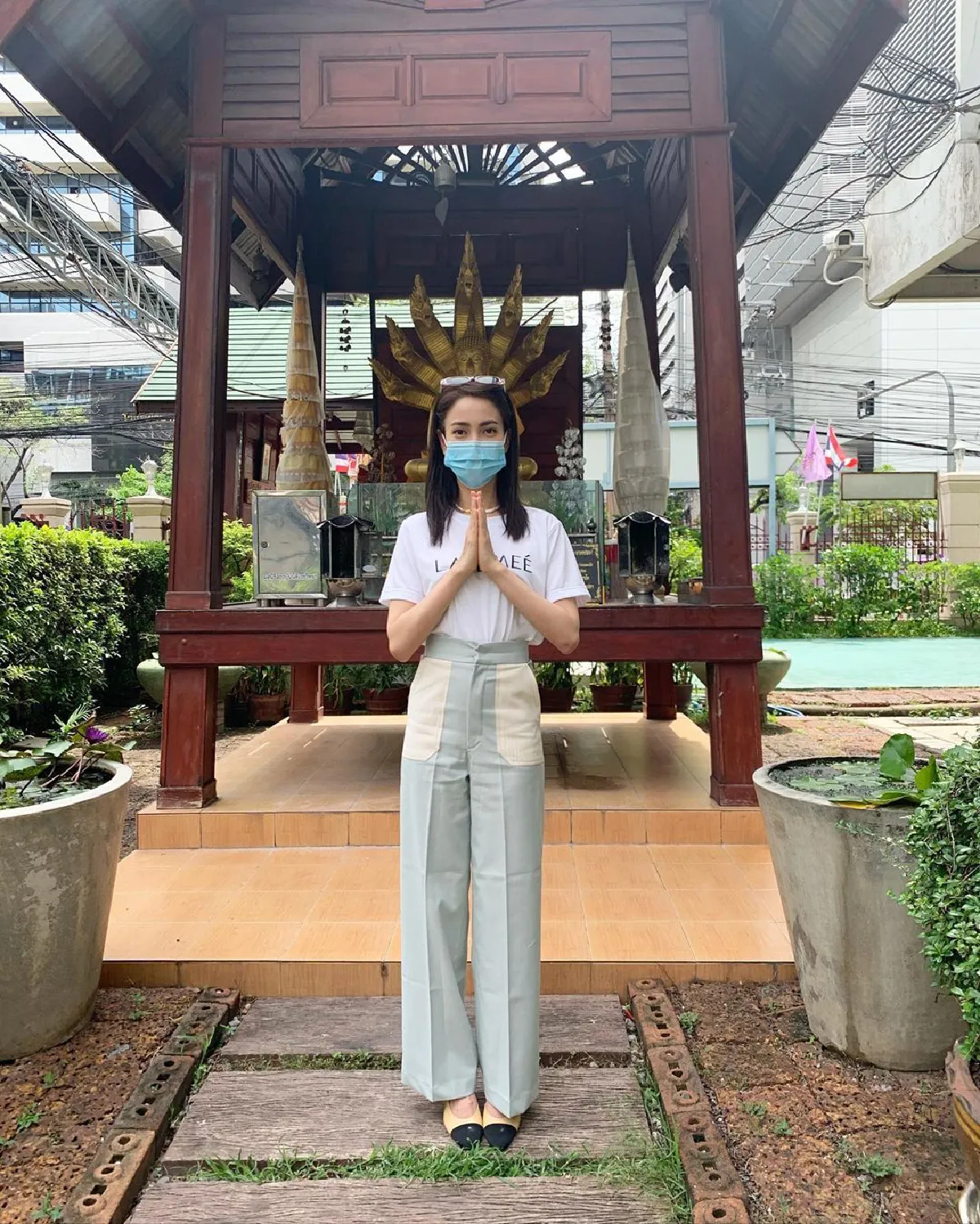 แต้ว ณฐพร พาครอบครัวทำบุญต่อเนื่อง หวังพลังบุญช่วยให้คุณพ่ออาการป่วยดีขึ้น