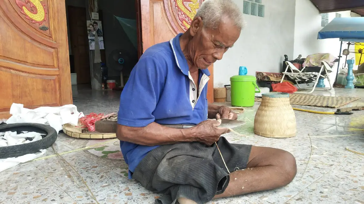 คุณตาวัย78ขาด้วนสู้ชีวิตจักสานตะกร้าขายสร้างรายได้เลี้ยงครอบครัว