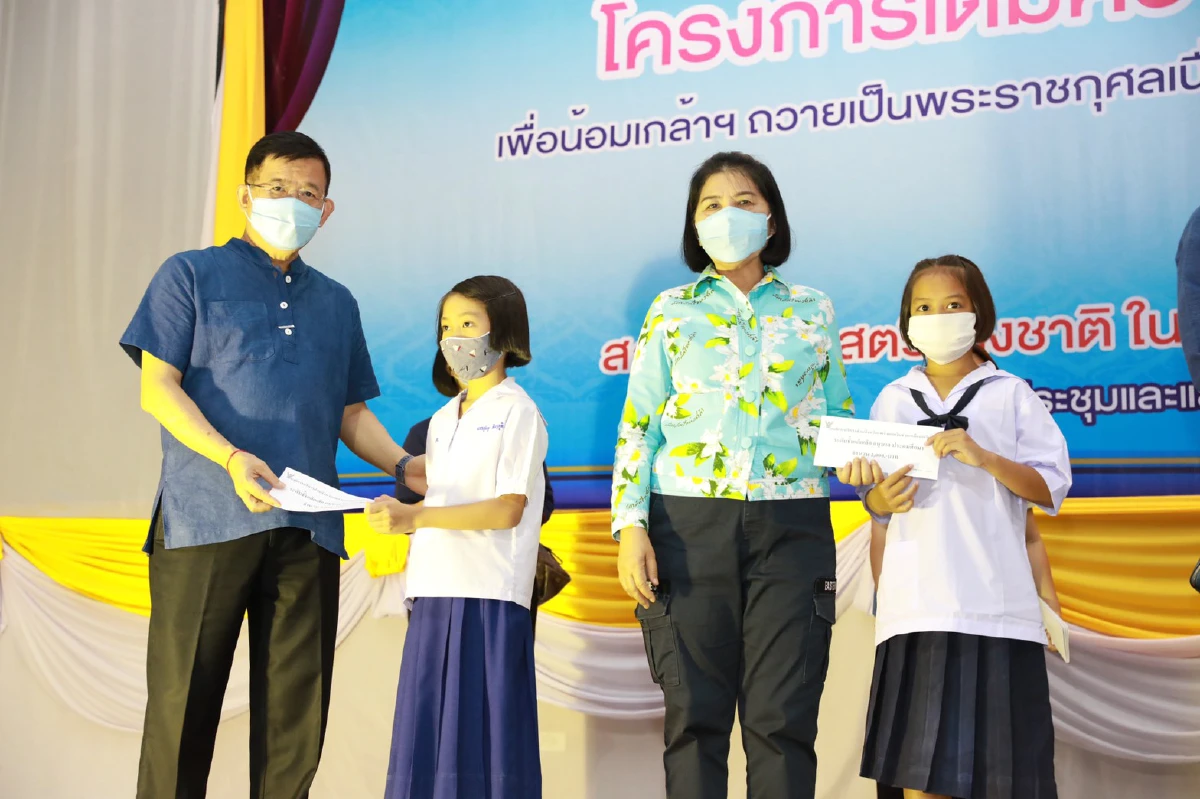 ชาวแพร่รับมอบถุงยังชีพบรรเทาทุกข์โควิด-19