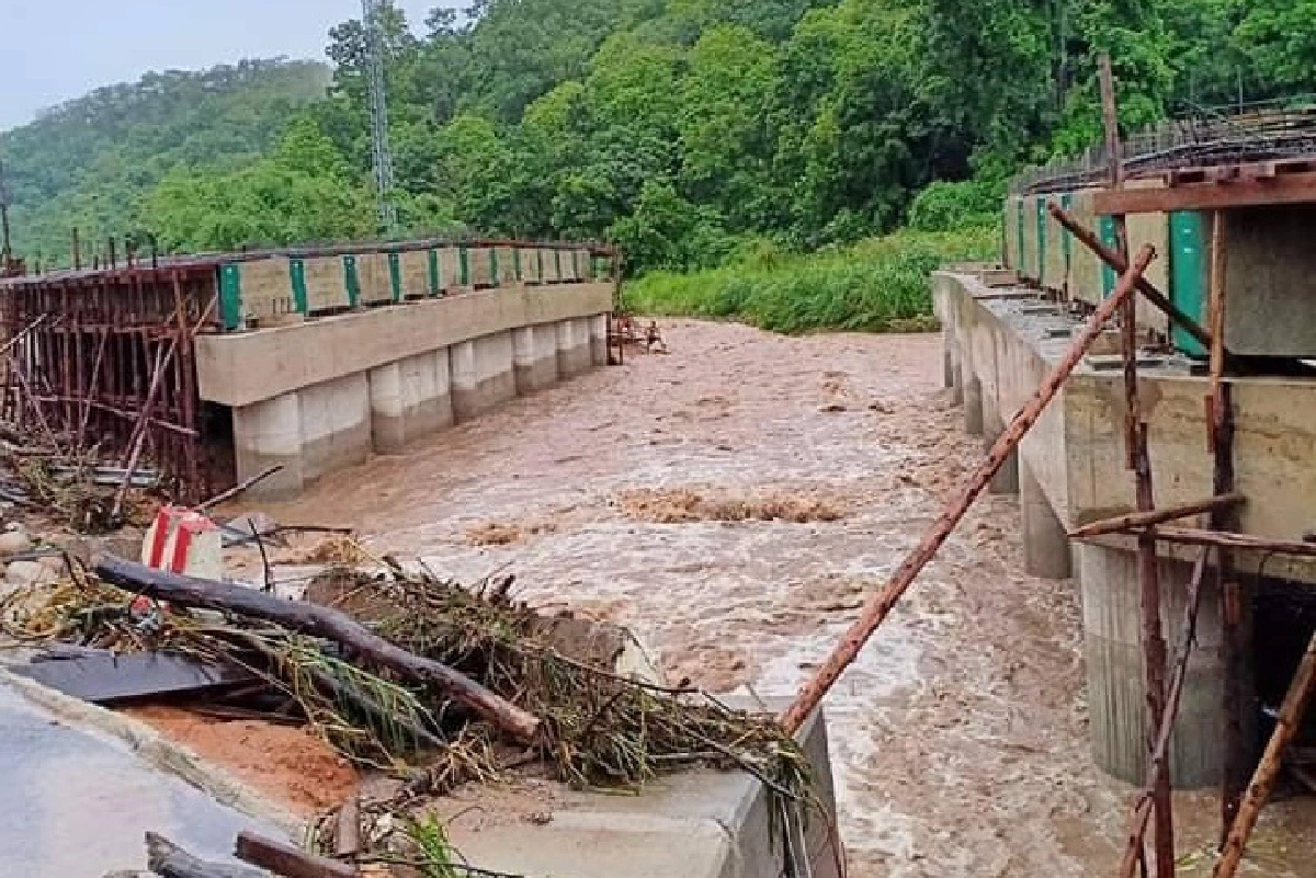 ฝนตกหนักน้ำหลากเส้นทางเชียงใหม่-เชียงรายตัดสะพานขาด3จุด