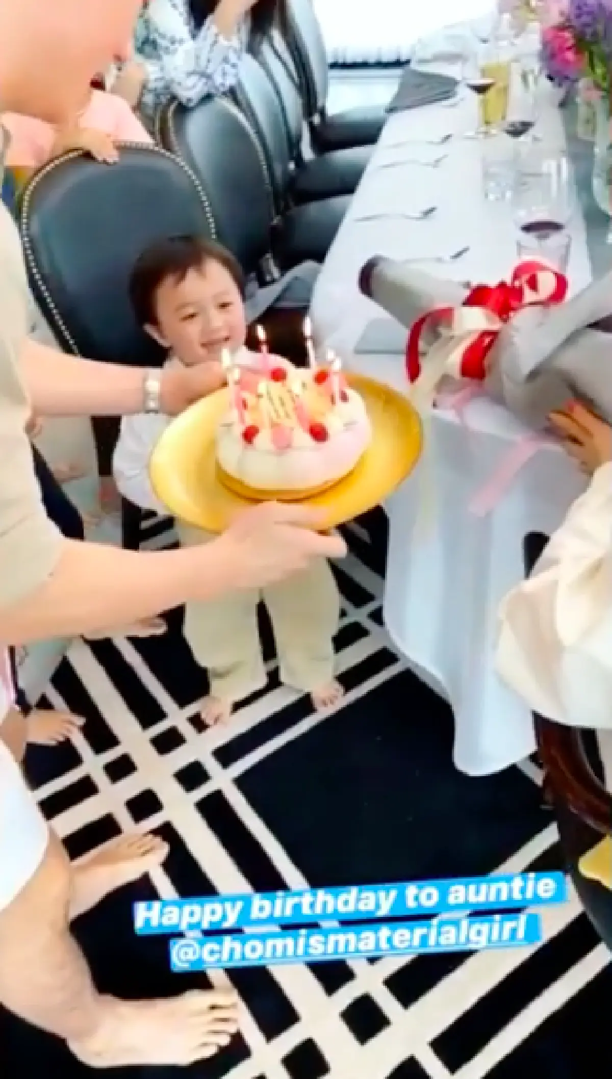 “ชมพู่ อารยา” ฉลองวันเกิดอายุ 39 ปีแบบเรียบง่าย พร้อมหน้ากันทั้งครอบครัว