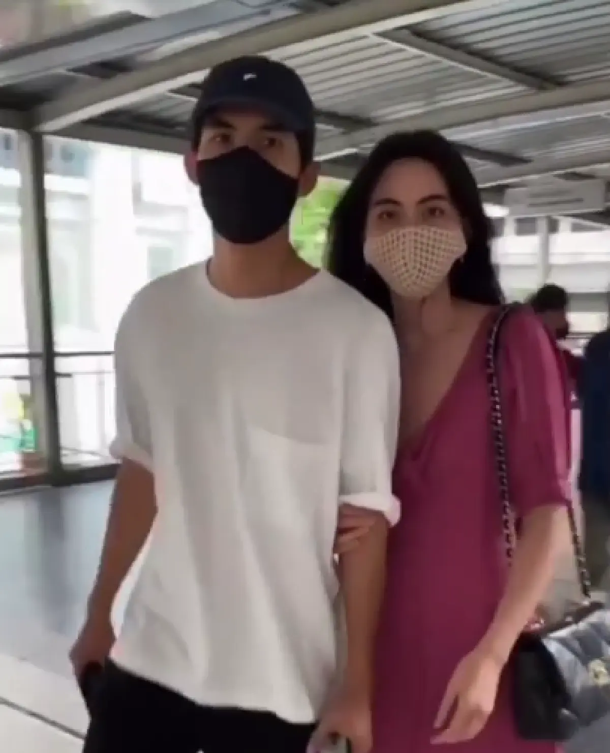 "ใหม่-เต๋อ" ควงแขนแบบชิลๆ พากันเดินเที่ยวตามประสาคนรัก 