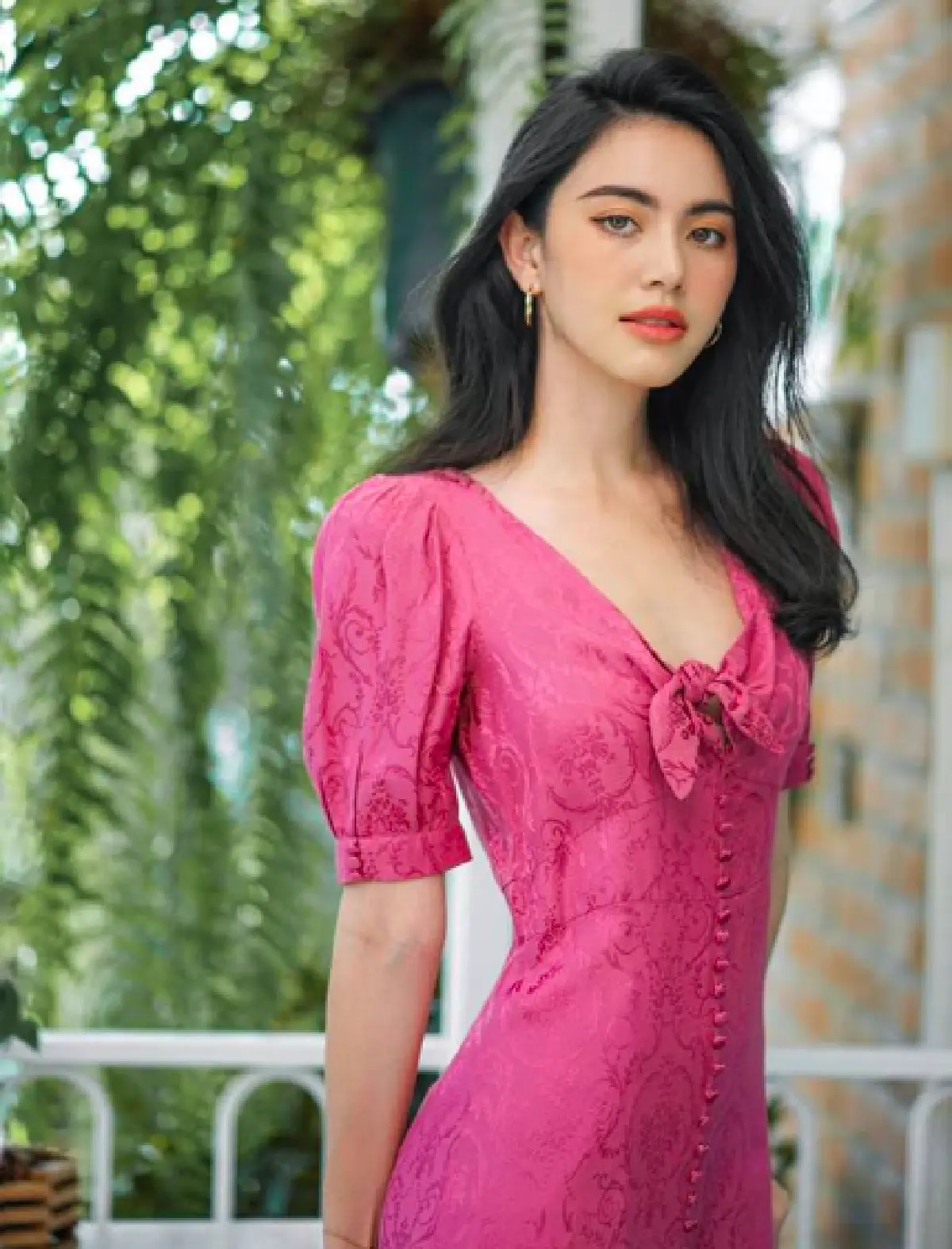 "ใหม่-เต๋อ" ควงแขนแบบชิลๆ พากันเดินเที่ยวตามประสาคนรัก 