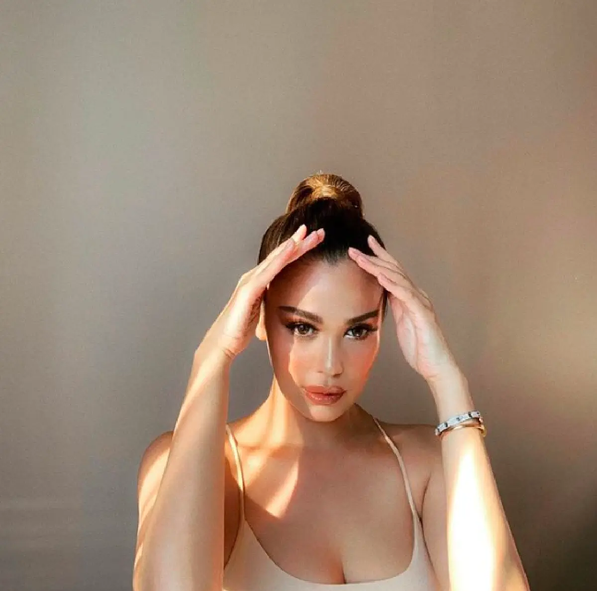  “แพร วทานิกา” แซ่บรายวัน! นอนอวดหุ่นปังริมทะเลท่ามกลางผู้คน