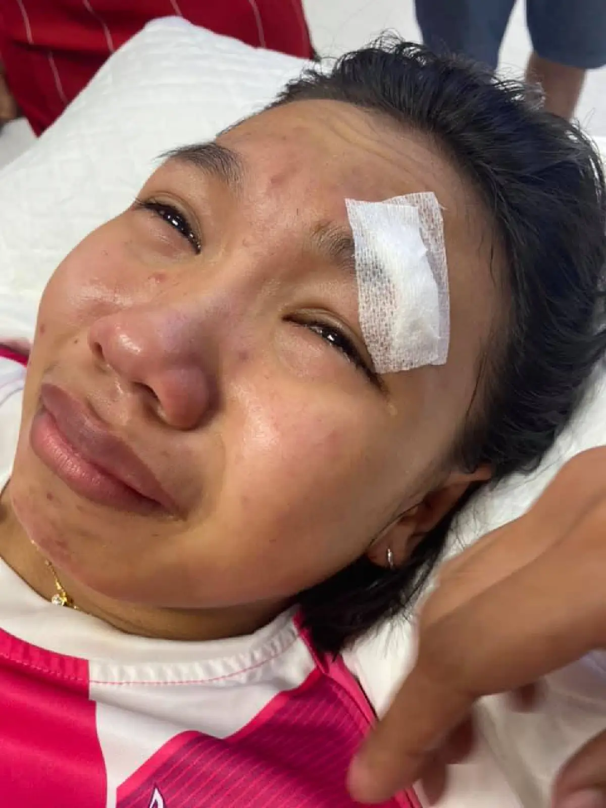 "ลิลลี่ ได้หมดถ้าสดชื่น" จู่ๆ วูบล้มหัวฟาดพื้น ขณะกำลังตัดผม