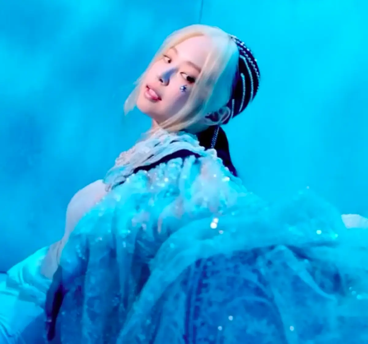 “พิม พิมประภา” จัดเต็ม 2 ลุคโคฟเวอร์เป็น “เจนนี่ BLACKPINK” 