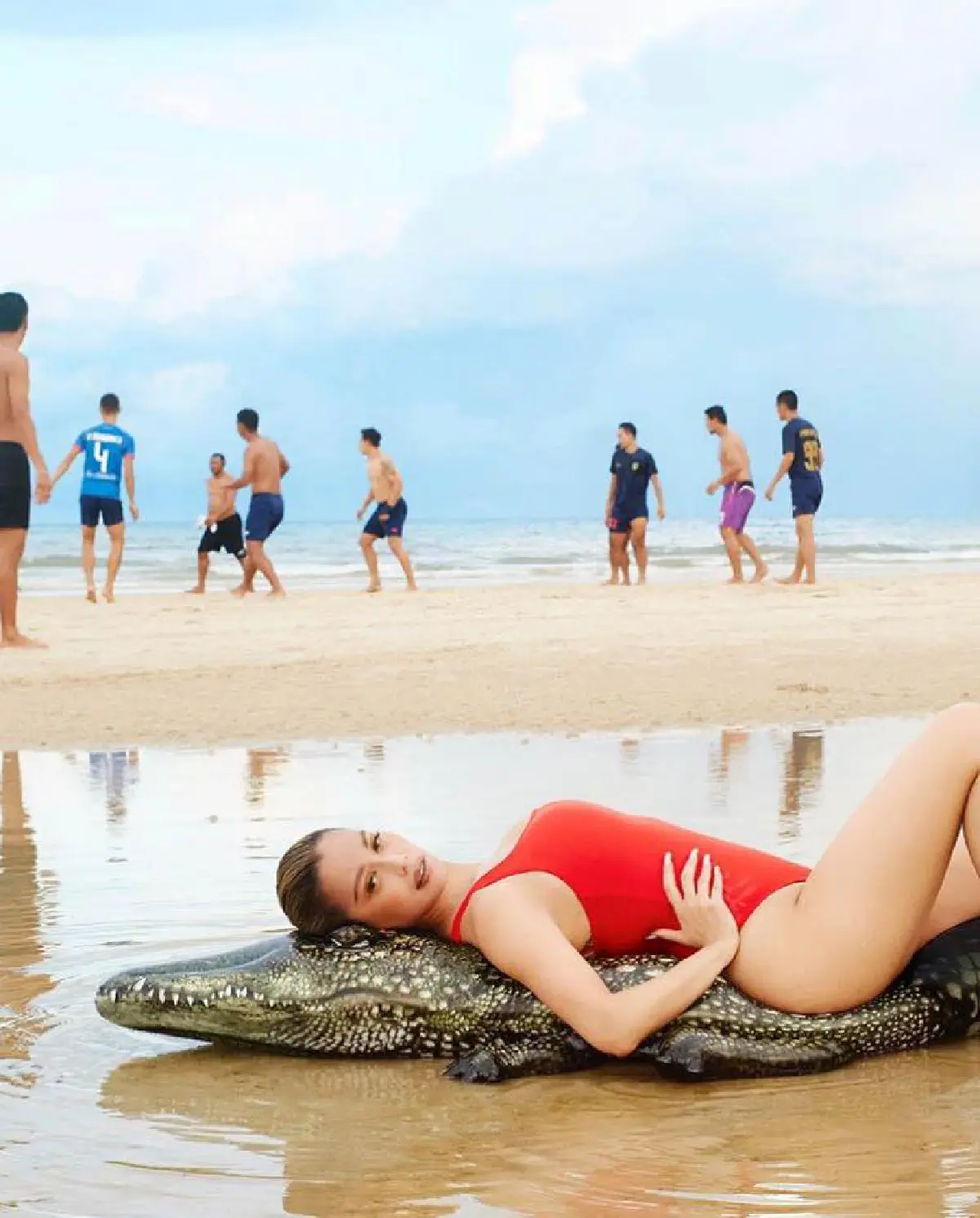  “แพร วทานิกา” แซ่บรายวัน! นอนอวดหุ่นปังริมทะเลท่ามกลางผู้คน