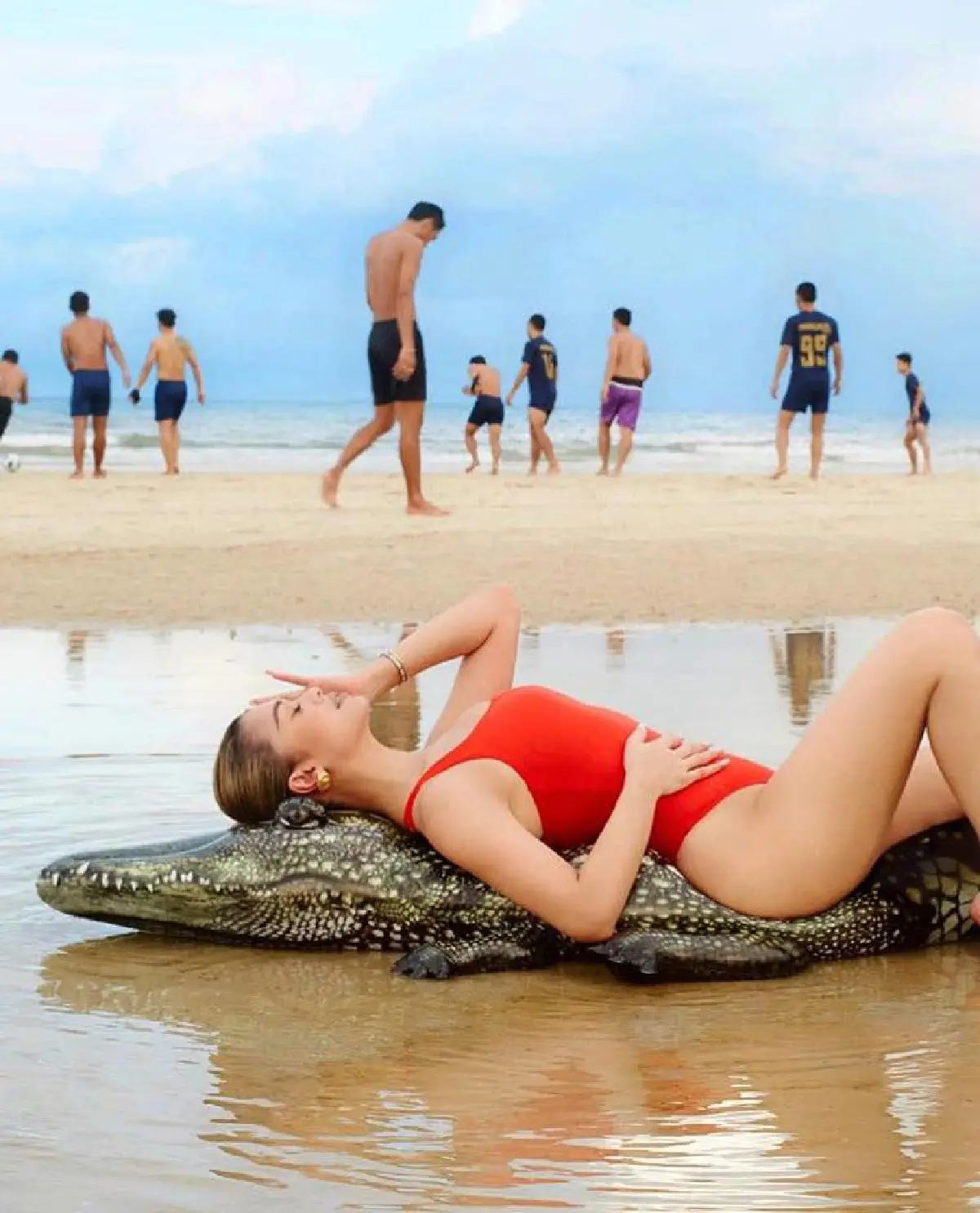  “แพร วทานิกา” แซ่บรายวัน! นอนอวดหุ่นปังริมทะเลท่ามกลางผู้คน