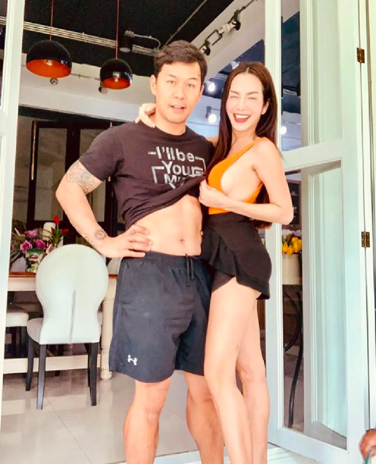 "อ๋อม สกาวใจ" โพสต์ภาพหวานคู่สามี แต่ชุดกลับแย่งซีนไปเฉย