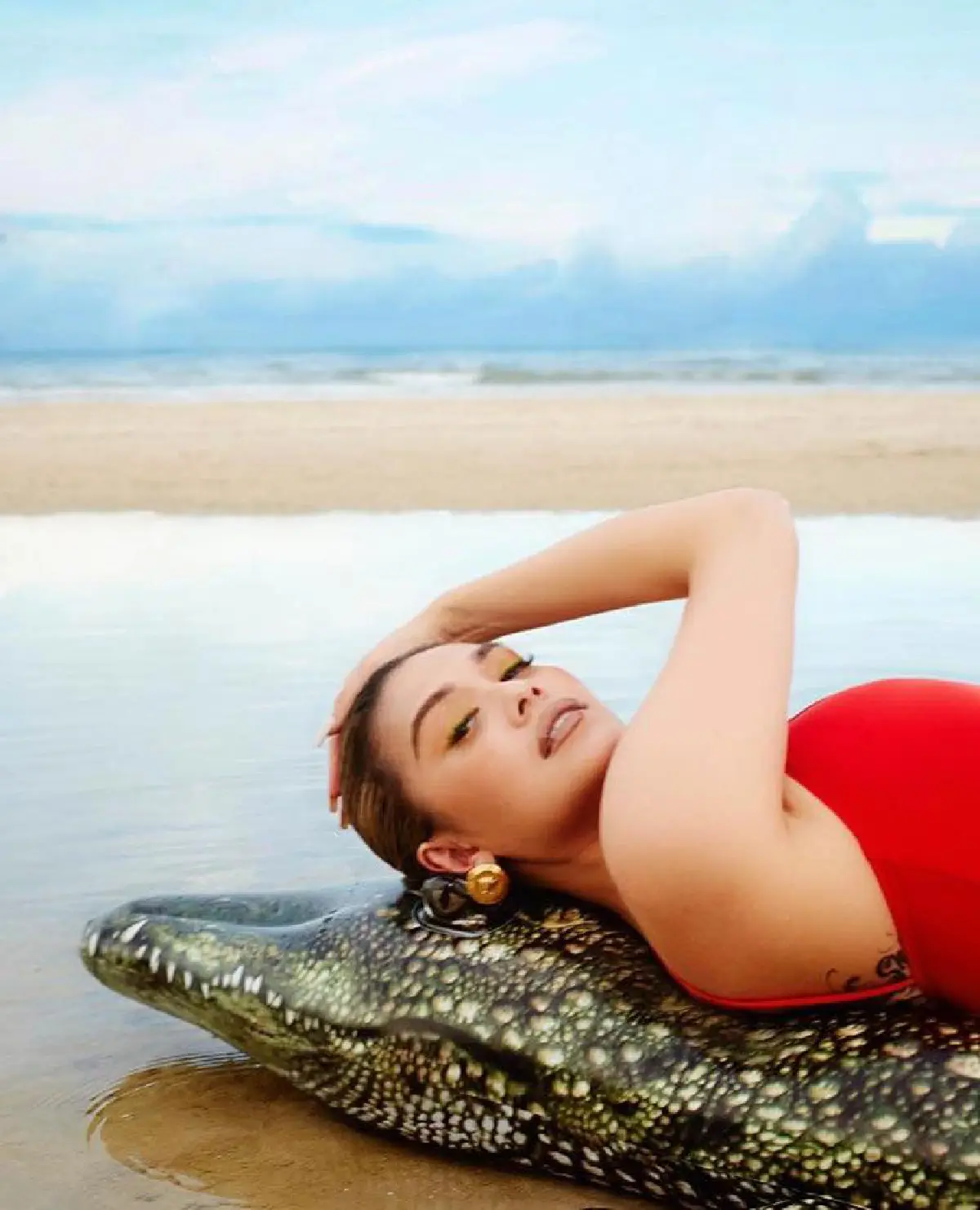  “แพร วทานิกา” แซ่บรายวัน! นอนอวดหุ่นปังริมทะเลท่ามกลางผู้คน