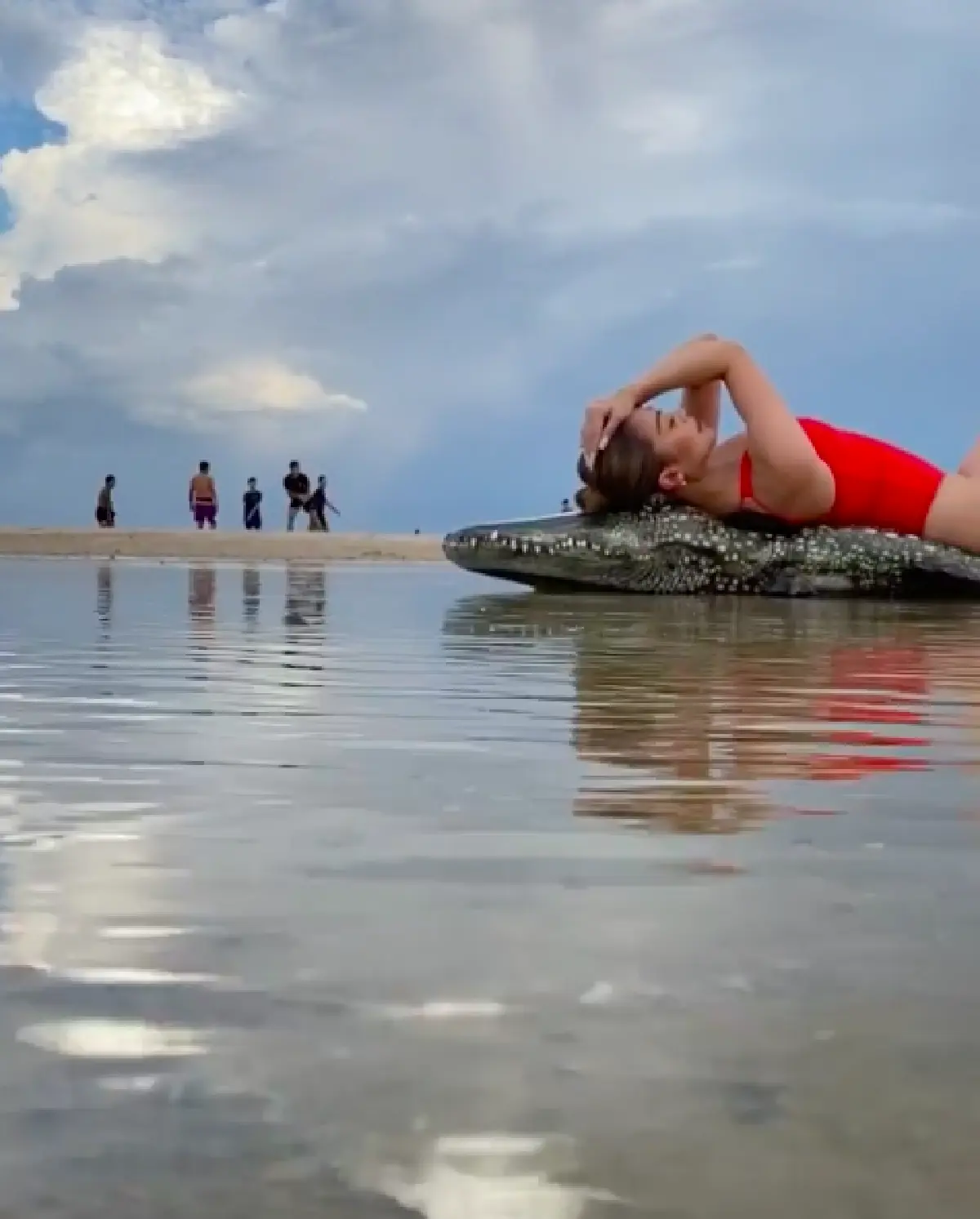  “แพร วทานิกา” แซ่บรายวัน! นอนอวดหุ่นปังริมทะเลท่ามกลางผู้คน