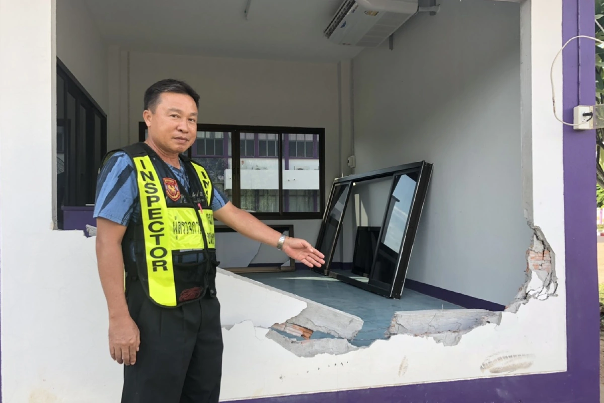 ประหม่า!สาวควบป้ายแดงสอบใบขับขี่ชนผนังอาคารขนส่งพังยับ