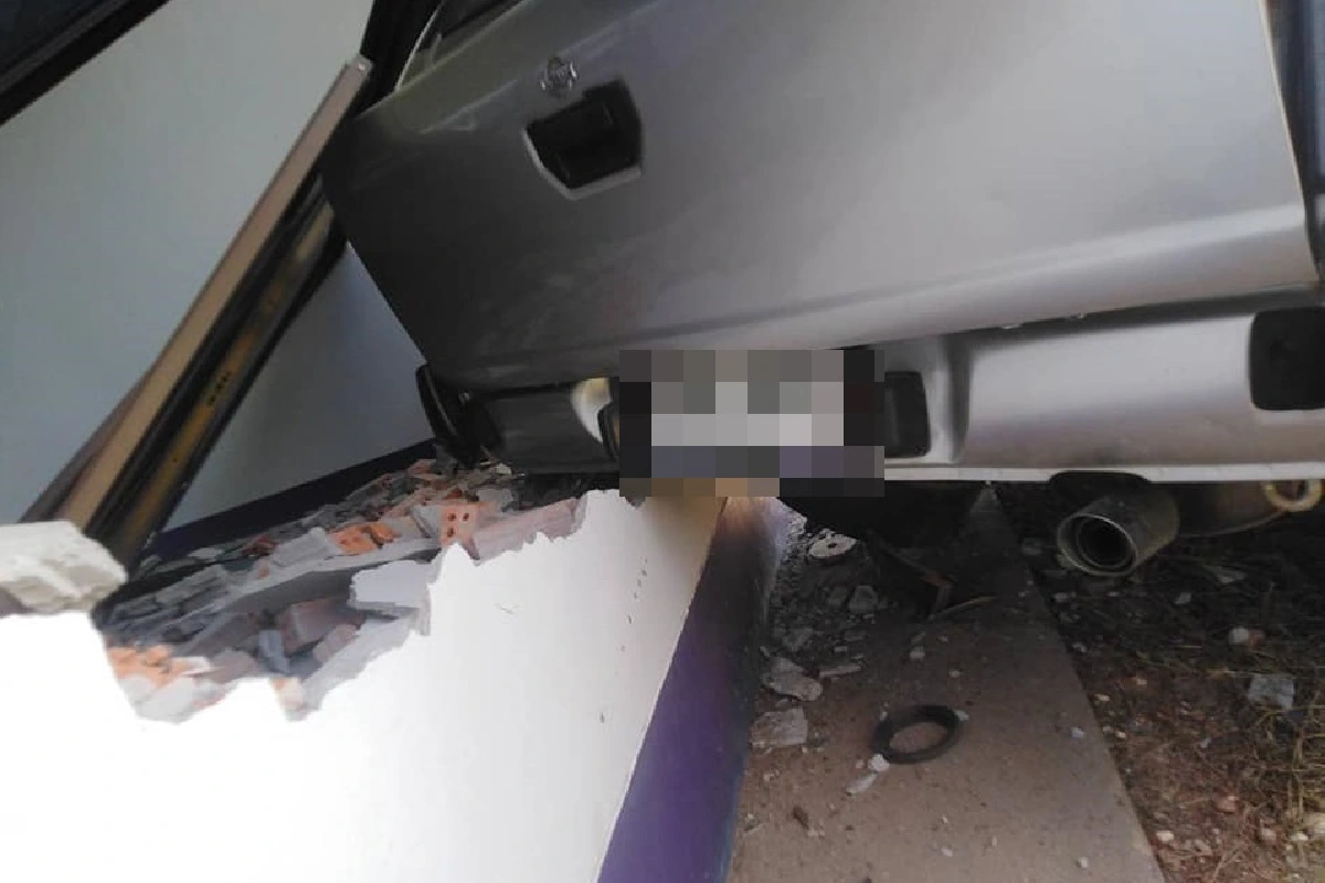 ประหม่า!สาวควบป้ายแดงสอบใบขับขี่ชนผนังอาคารขนส่งพังยับ