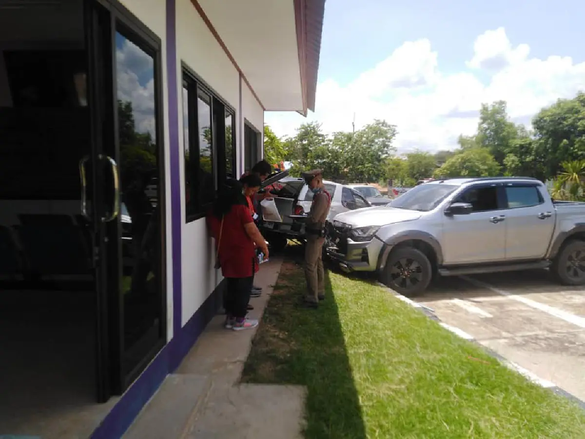 ประหม่า!สาวควบป้ายแดงสอบใบขับขี่ชนผนังอาคารขนส่งพังยับ