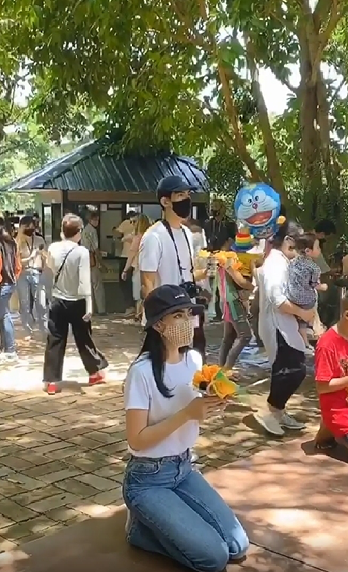 คู่รักคู่บุญ! ใหม่-เต๋อ ควงแขนกันไปไหว้พระที่จังหวัดสุพรรณบุรี