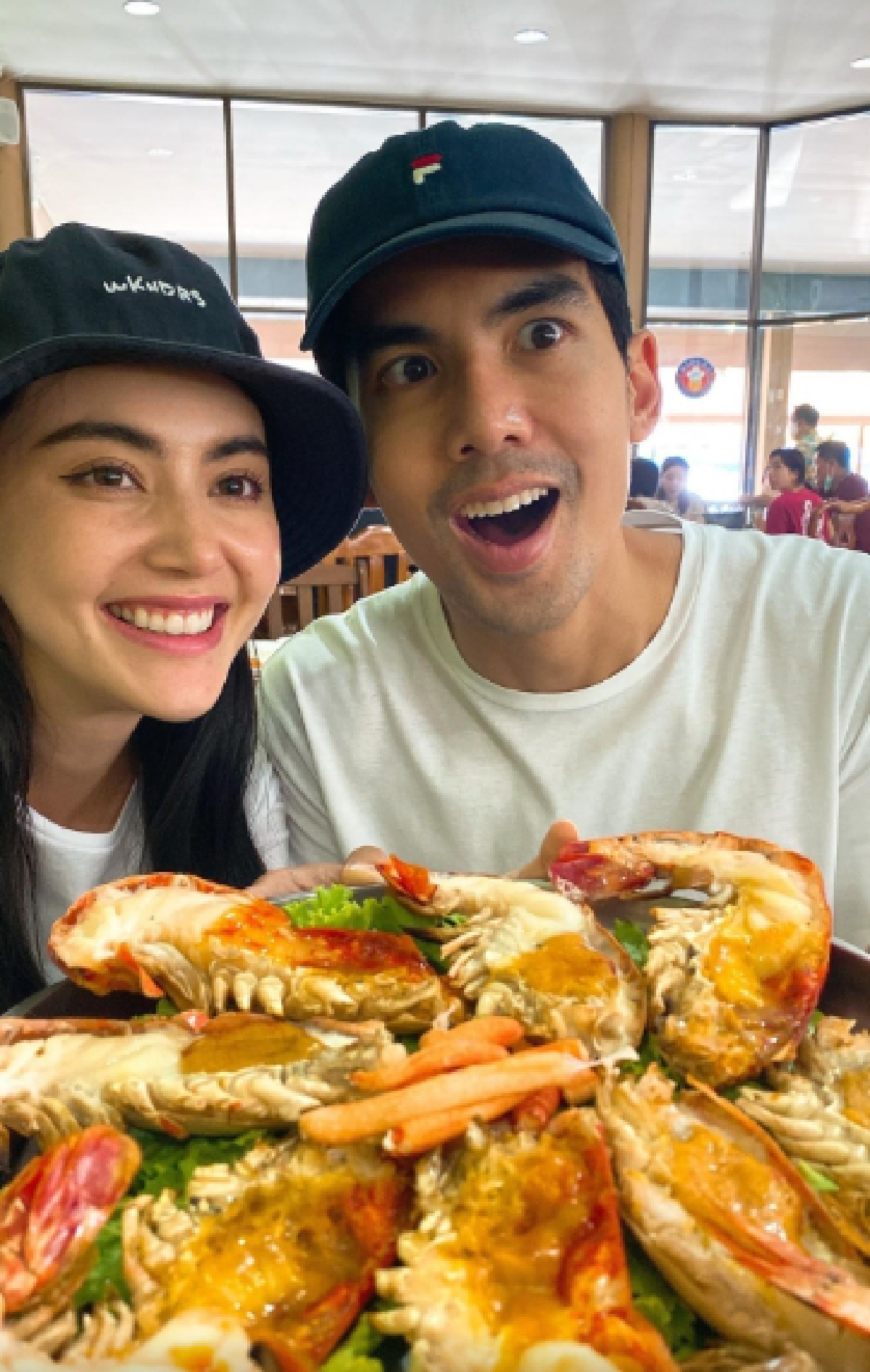 คู่รักคู่บุญ! ใหม่-เต๋อ ควงแขนกันไปไหว้พระที่จังหวัดสุพรรณบุรี