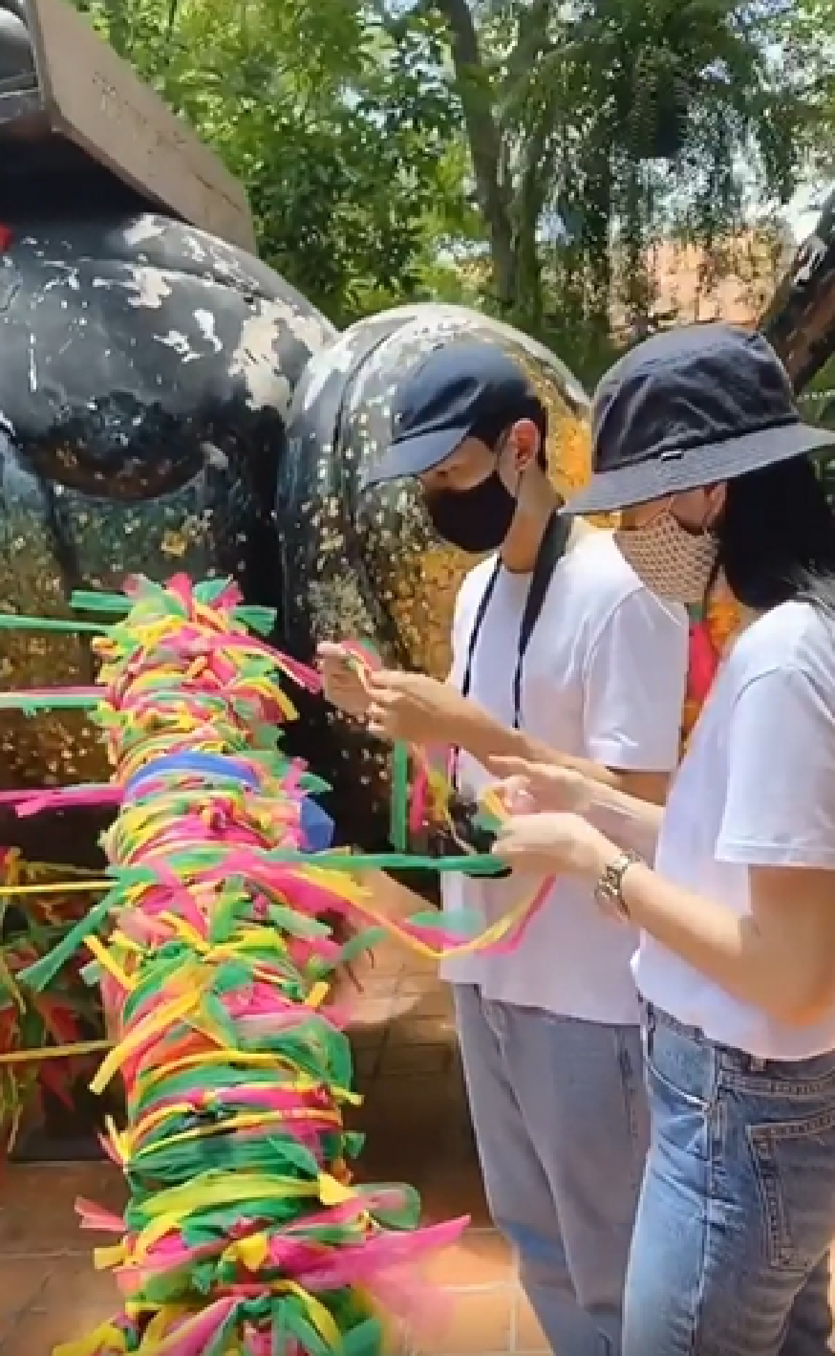 คู่รักคู่บุญ! ใหม่-เต๋อ ควงแขนกันไปไหว้พระที่จังหวัดสุพรรณบุรี