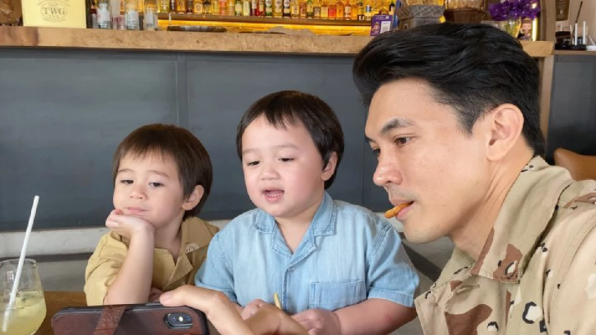 โมเมนต์น่ารัก! ลุงเคน กับเด็กแฝด สายฟ้า-พายุ เล่นซนกันสนุกสนาน (คลิป)