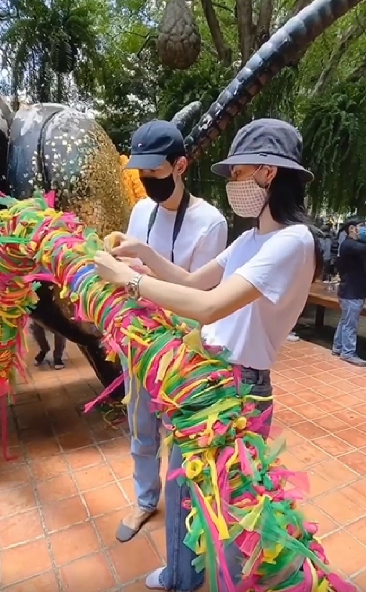 คู่รักคู่บุญ! ใหม่-เต๋อ ควงแขนกันไปไหว้พระที่จังหวัดสุพรรณบุรี