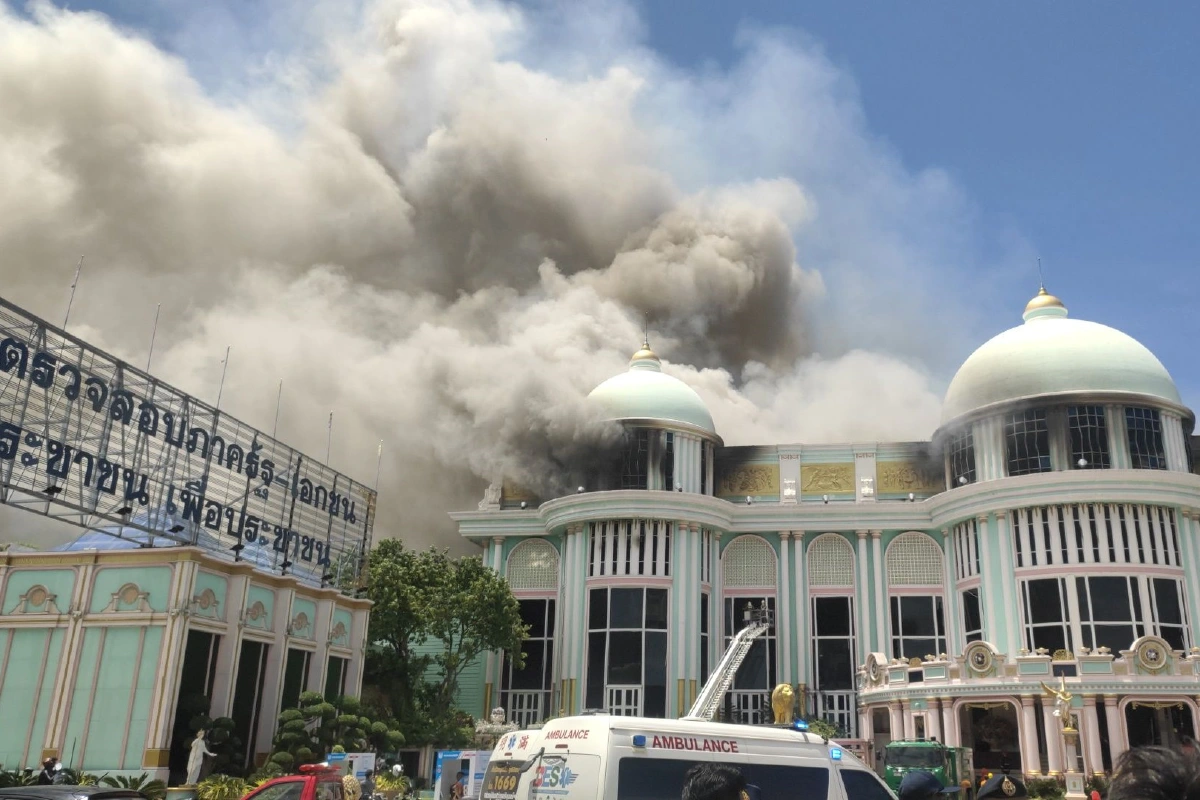 เพลิงโหม!ไหม้บ้านสุขาวดี!เสี่ยงถล่ม