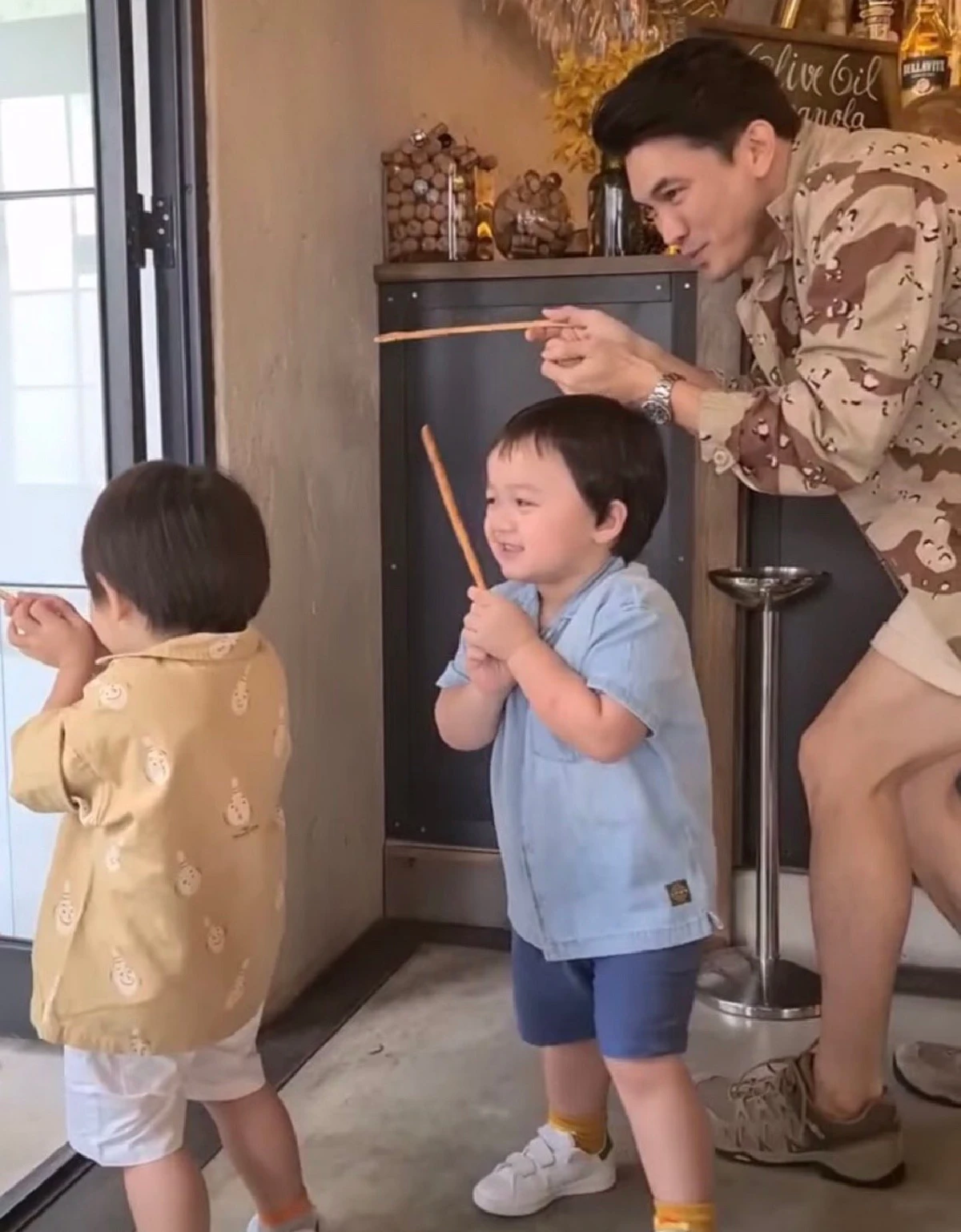 โมเมนต์น่ารัก! ลุงเคน กับเด็กแฝด สายฟ้า-พายุ เล่นซนกันสนุกสนาน (คลิป)