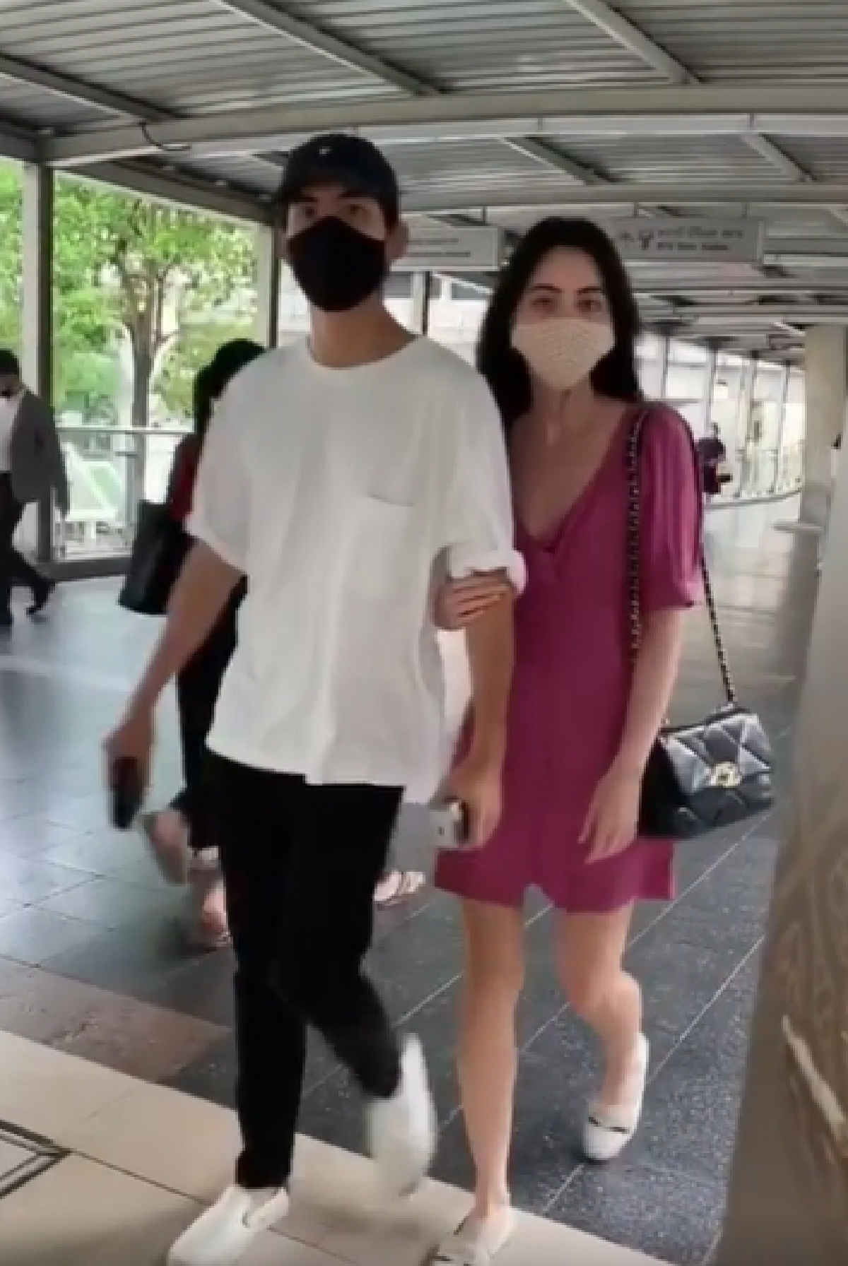 คู่รักคู่บุญ! ใหม่-เต๋อ ควงแขนกันไปไหว้พระที่จังหวัดสุพรรณบุรี