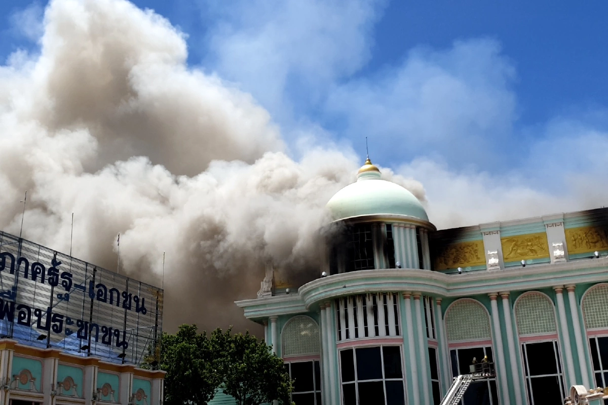 เพลิงโหม!ไหม้บ้านสุขาวดี!เสี่ยงถล่ม