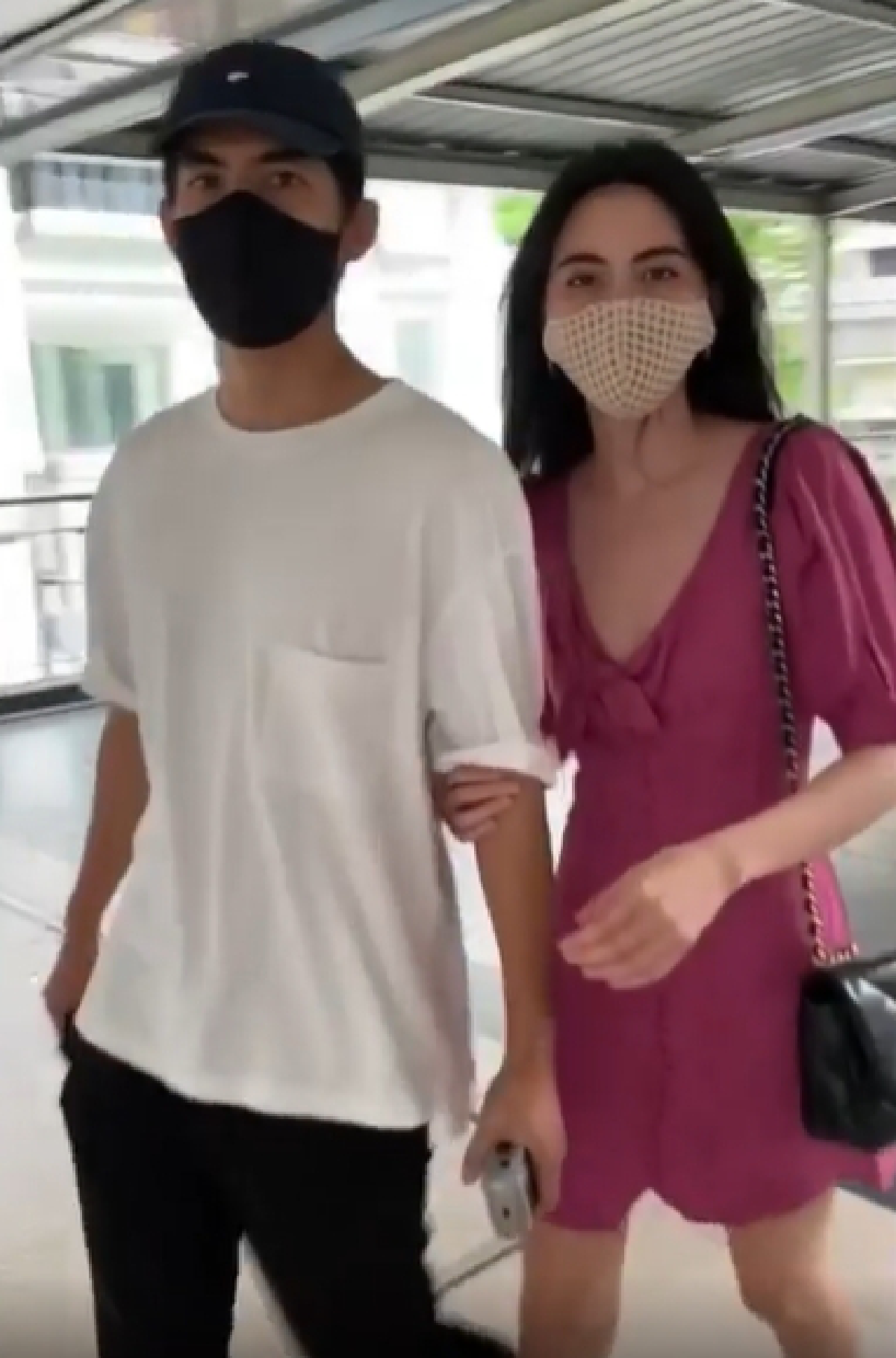 คู่รักคู่บุญ! ใหม่-เต๋อ ควงแขนกันไปไหว้พระที่จังหวัดสุพรรณบุรี