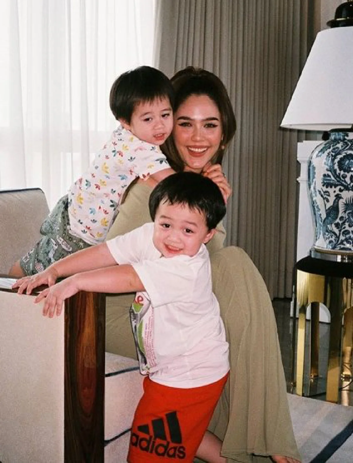 โมเมนต์น่ารัก! ลุงเคน กับเด็กแฝด สายฟ้า-พายุ เล่นซนกันสนุกสนาน (คลิป)