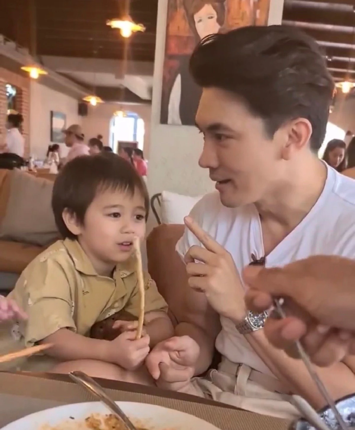 โมเมนต์น่ารัก! ลุงเคน กับเด็กแฝด สายฟ้า-พายุ เล่นซนกันสนุกสนาน (คลิป)