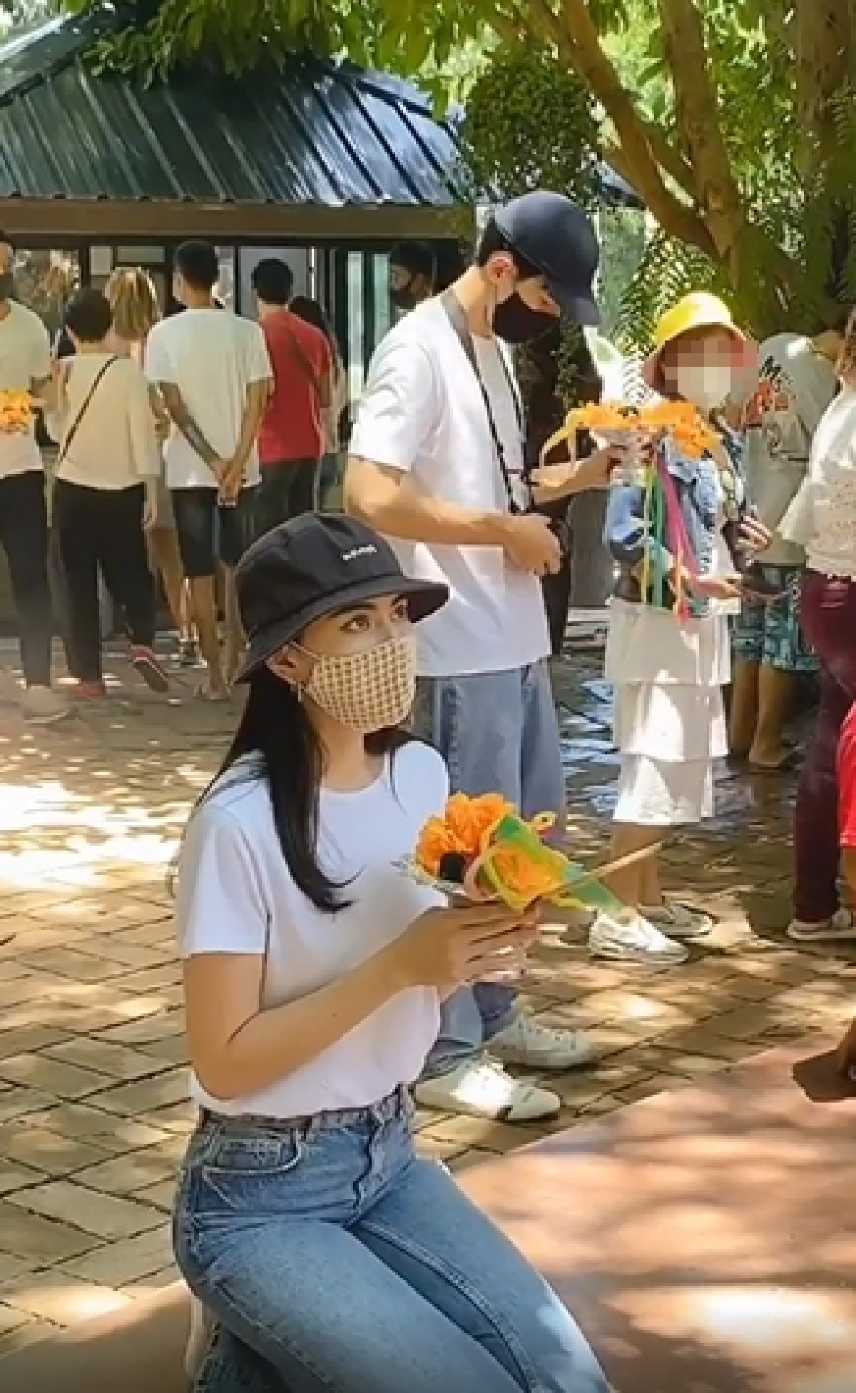 คู่รักคู่บุญ! ใหม่-เต๋อ ควงแขนกันไปไหว้พระที่จังหวัดสุพรรณบุรี
