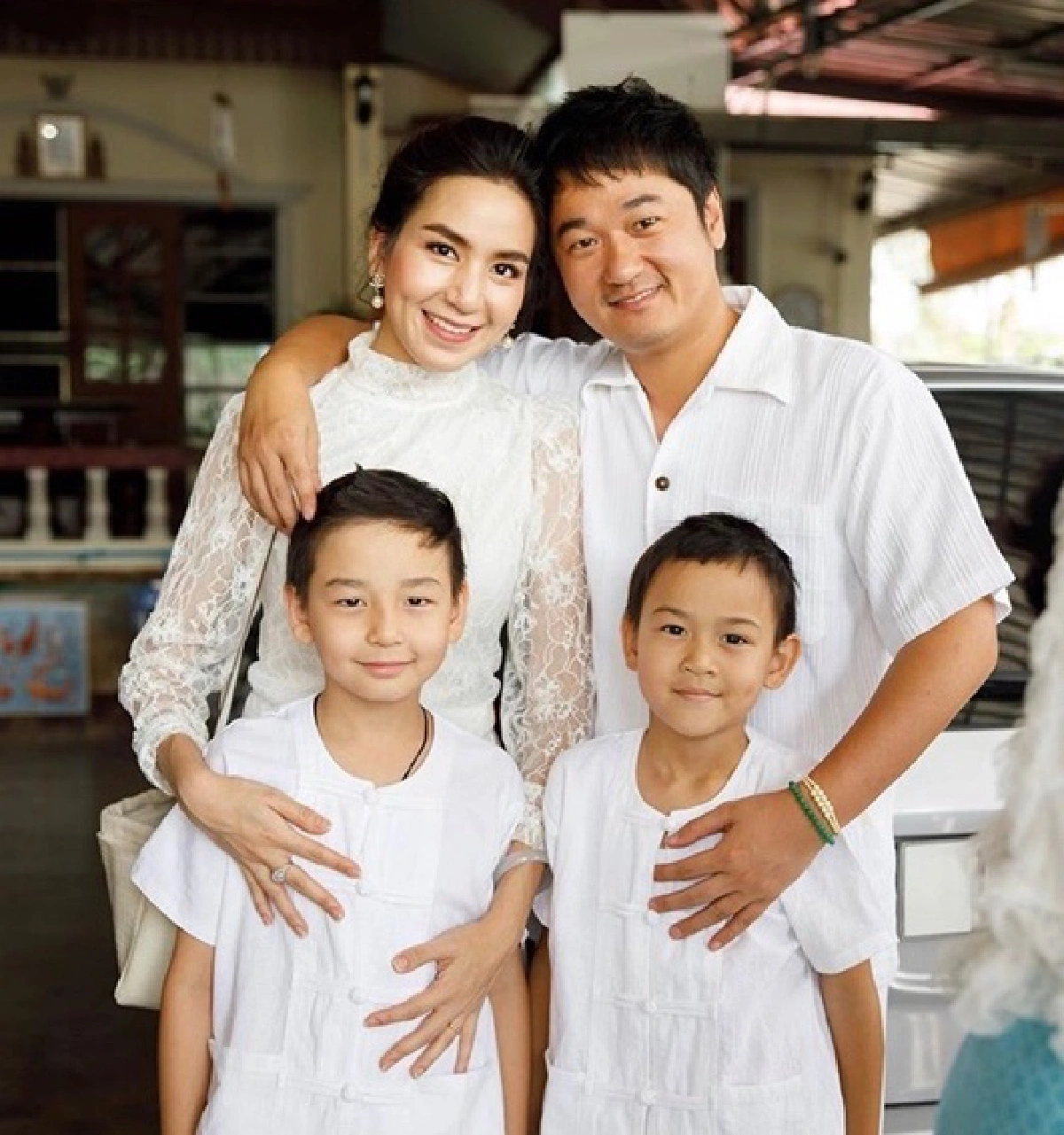 “พลอย ชิดจันทร์” และสามี อิ่มอกอิ่มใจหนัก “น้องชิโน่-น้องชิต้าร์” บวชเณร