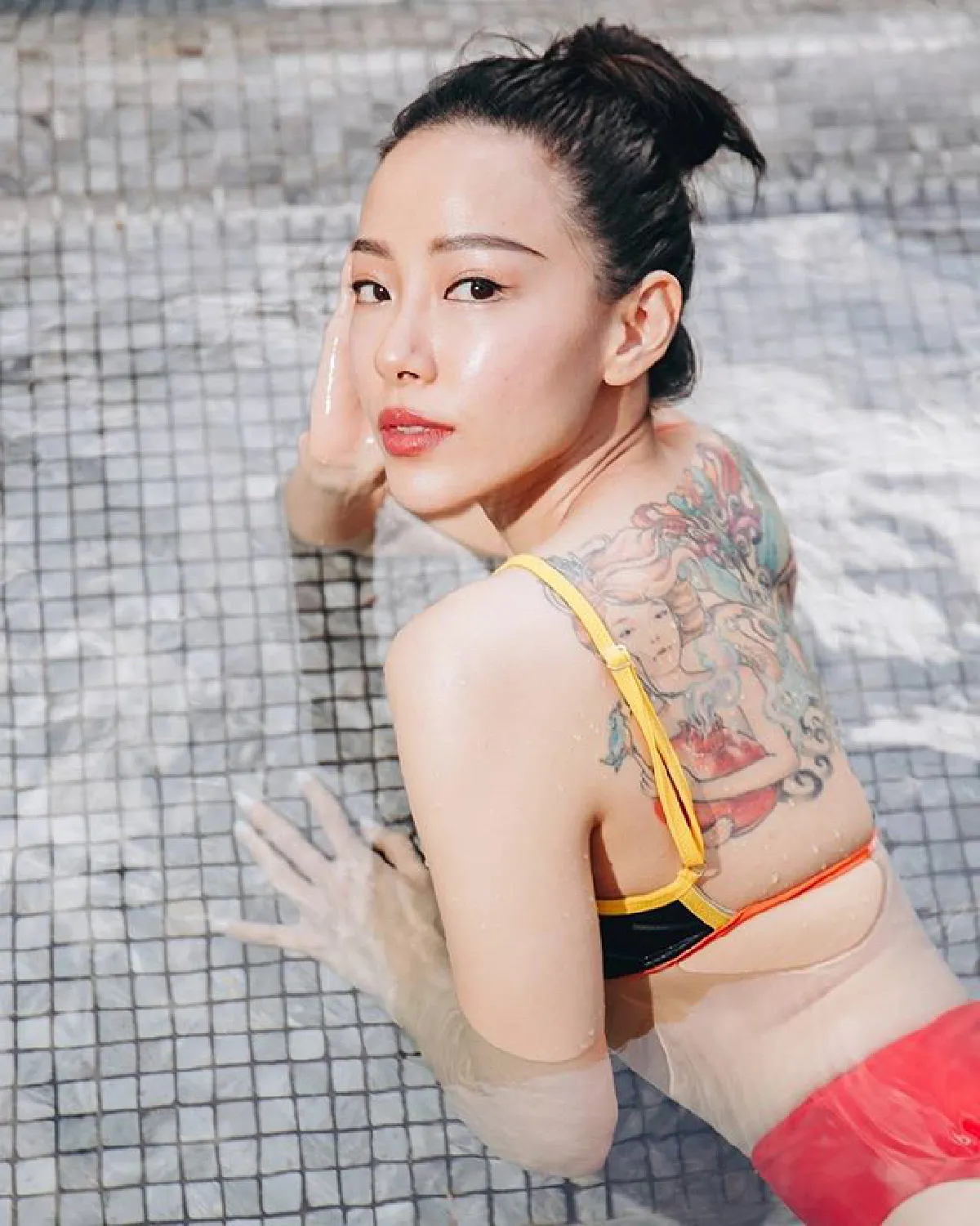 เซ็กซี่แพ็คคู่! “ออม-ทับทิม" สลัดผ้าโชว์หุ่นแซ่บในทริปหัวหิน