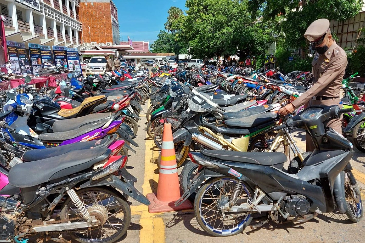 ตำรวจโคราชกวาดล้างแว้นซิ่งยึดจยย.-ท่อไอเสียเพียบ!