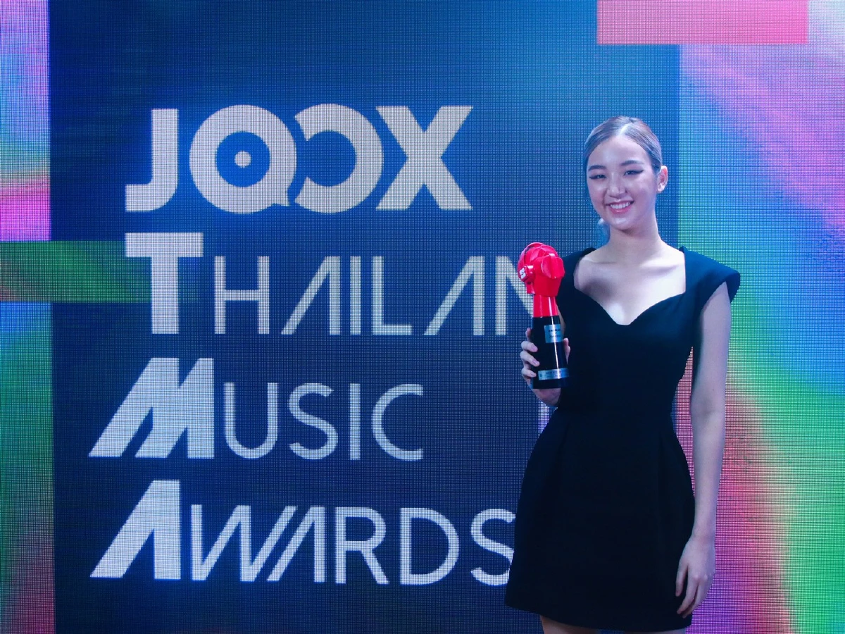 แว่นใหญ่ คว้าศิลปินแห่งปี JTMA2020 แบมแบม-ไอซ์-แพรวา ร่วมสร้างปรากฏการณ์