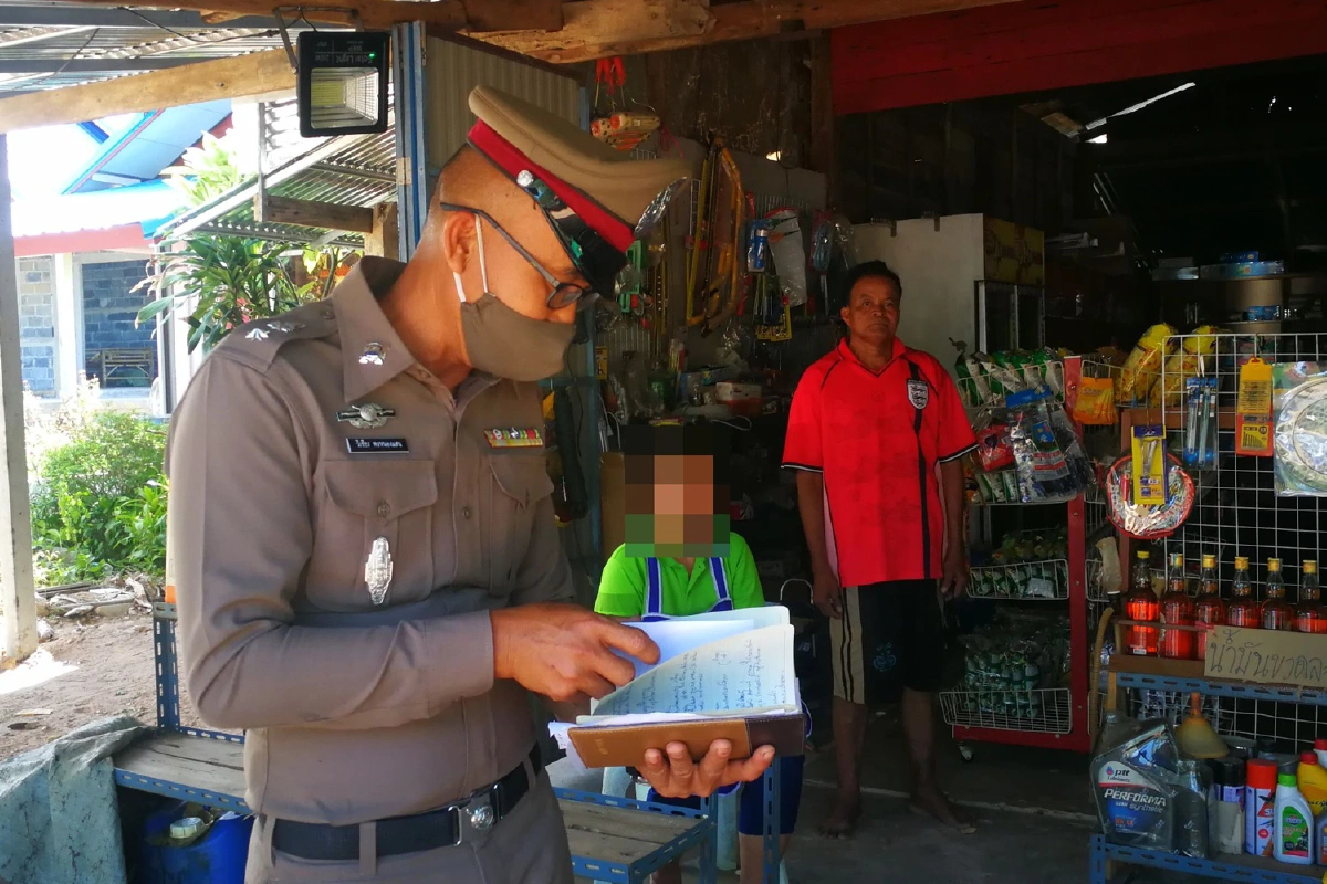 โจรไอ้โม่งชักมีดจี้แม่ค้าร้านของชำชิงเงิน2พันหนีลอยนวล