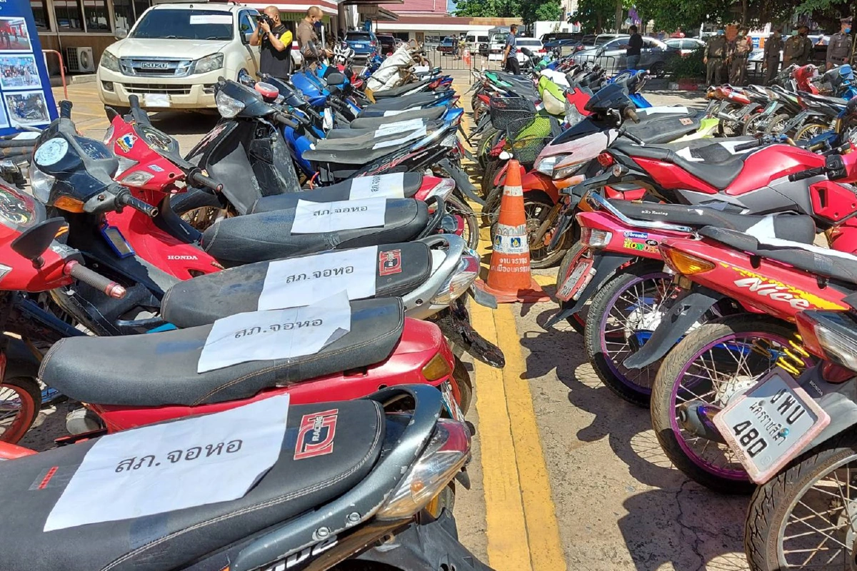 ตำรวจโคราชกวาดล้างแว้นซิ่งยึดจยย.-ท่อไอเสียเพียบ!