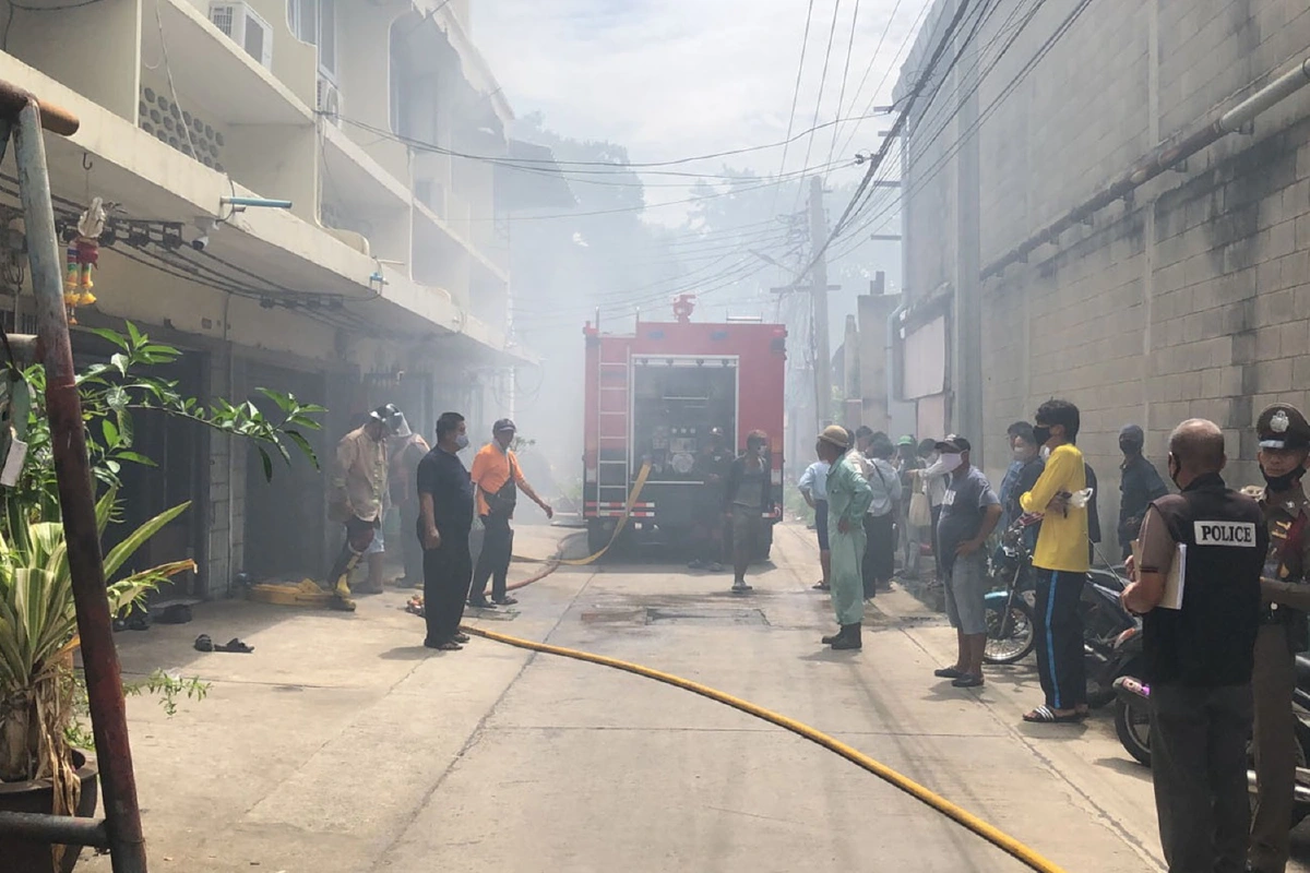 ไฟฟ้าลัดวงจรไหม้โกดังรีไซเคิลขวดแก้ววอด