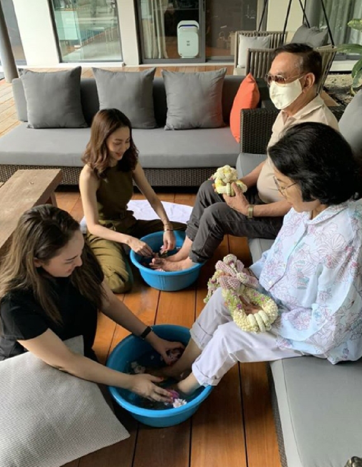 สุดเศร้า! แต้ว ณฐพร โพสต์ภาพจับมือคุณพ่อ..พร้อมเขียนคำอำลาครั้งสุดท้าย 